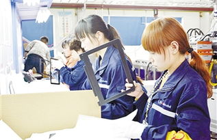 位于漯河市的河南源德福(聯想)科技產業園總投資12億元,主要產品為筆記本電腦精密零部件,產品銷往聯想集團全球供應鏈。目前,該產業園模具、注塑、五金沖壓、陽極盒、噴涂等7個車間相繼投入生產,今年前三個月實現產值1.2億元。圖為日前該產業園工人正在生產筆記本?